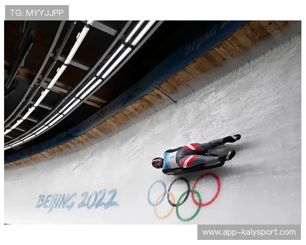 雪橇选手高速过弯接近侧翻，仍稳稳冲到前排