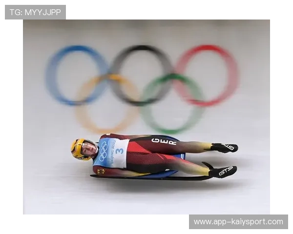 雪橇选手高速过弯接近侧翻，仍稳稳冲到前排